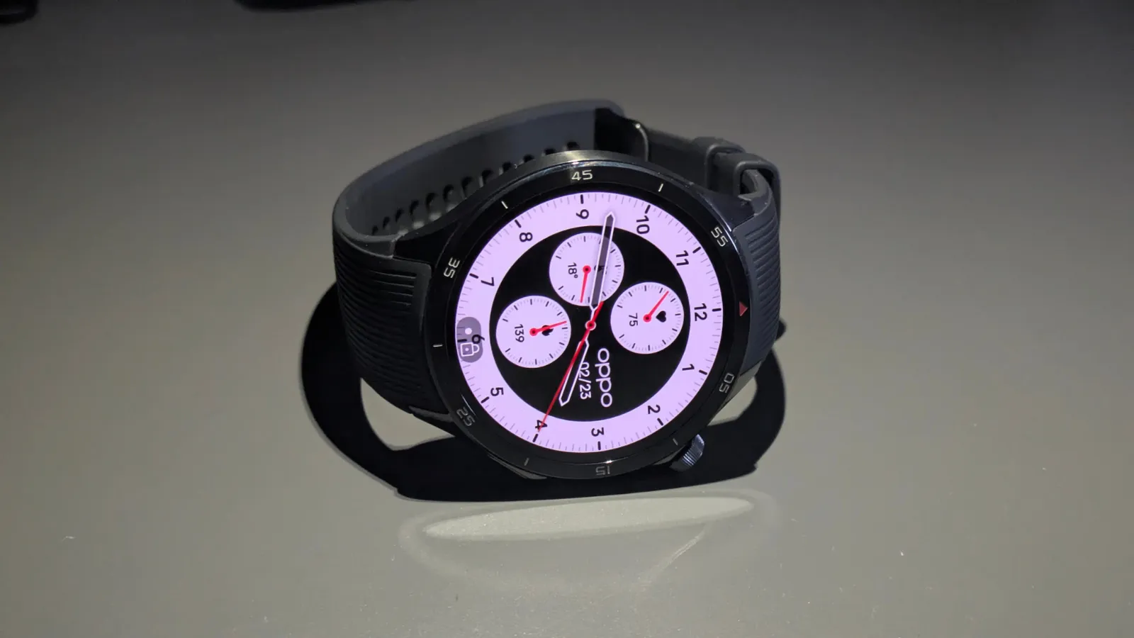 Ces montres connectées possèdent une autonomie de plus de 10 jours vérifiée 5 OPPO Watch X2 posée sur une table