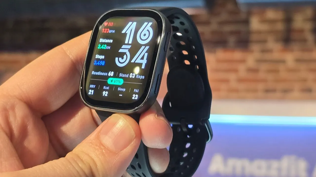 Ces montres connectées possèdent une autonomie de plus de 10 jours vérifiée 4 Amazfit Bip 6 affichée sur un poignet