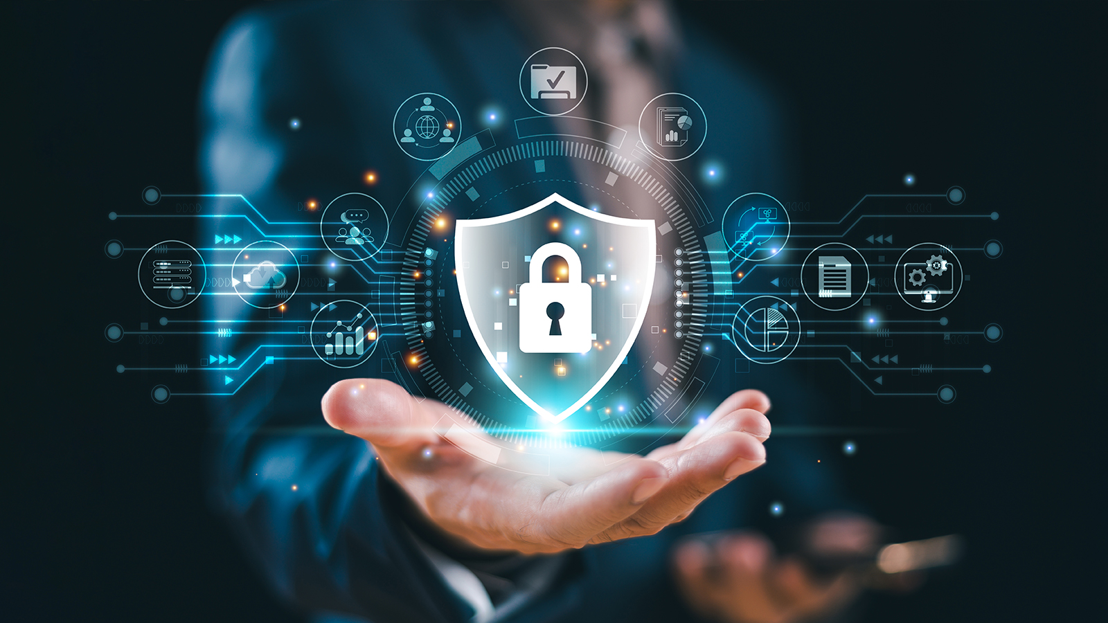 Comment les solutions SIEM aident les prestataires de services gérés à réduire les alertes superflues et à neutraliser les menaces plus rapidement 1 Une main qui tient des symboles liés à la cybersécurité
