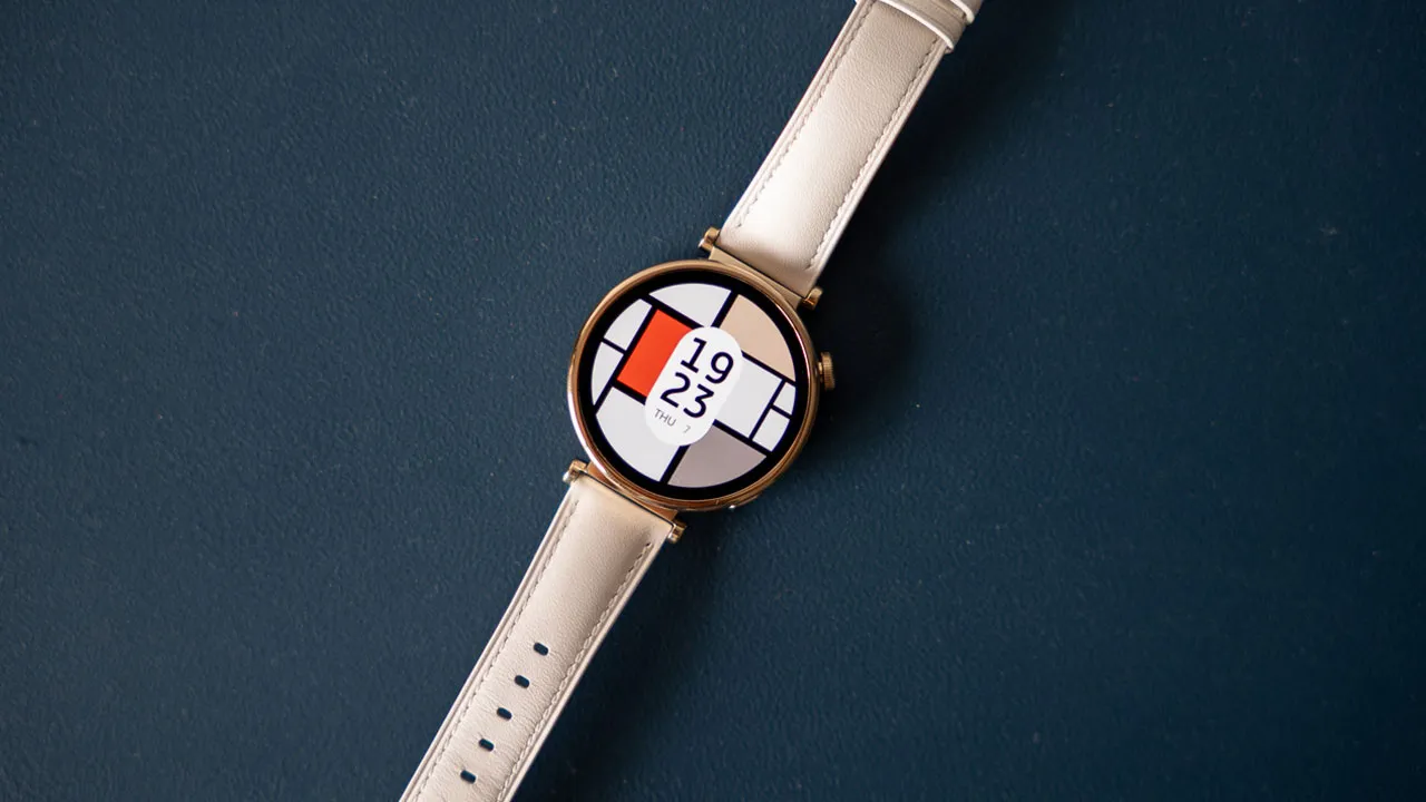 Découvrez quelle sangle choisir pour votre bracelet ou montre connectée selon votre type de peau 2 Huawei Watch GT4 sur une table