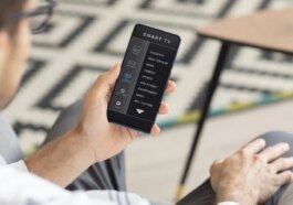 J'ai économisé des centaines d'euros en piles grâce à ce vieux smartphone que j'avais dans le tiroir. Maintenant c'est ma télécommande universelle