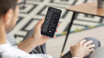 J'ai économisé des centaines d'euros en piles grâce à ce vieux smartphone que j'avais dans le tiroir. Maintenant c'est ma télécommande universelle