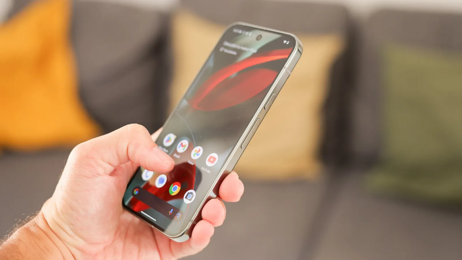 Depuis que j’utilise ces réglages sur mon Google Pixel, l’affichage est bien meilleur 3 Toucher l'écran d'un Google Pixel 9 Pro