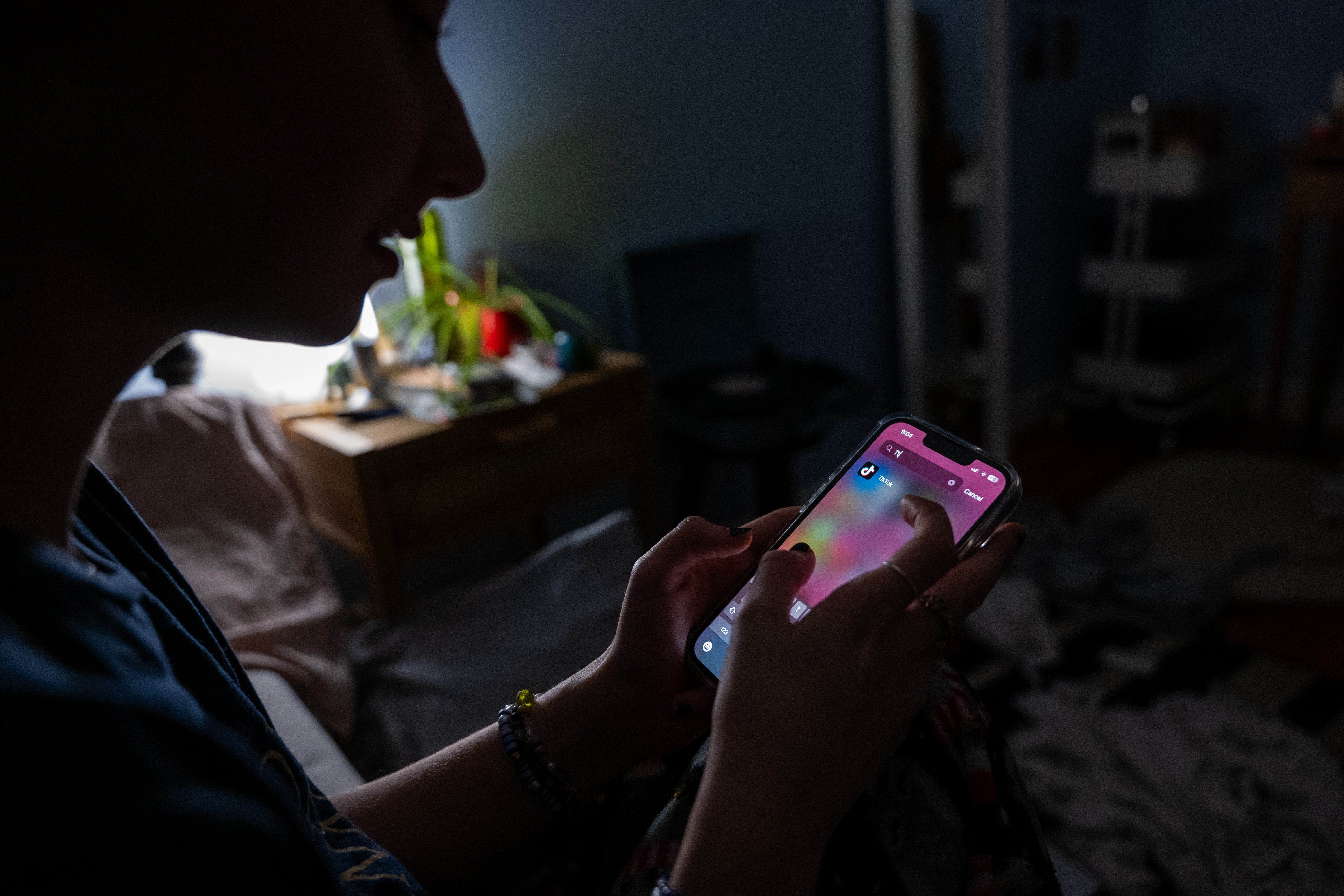 La NCA et le NPCC proposent que le gouvernement légifère pour instaurer des contrôles contre la nudité sur les appareils, ce qui empêcherait les moins de 18 ans de prendre, partager ou visionner des images ou vidéos dénudées, et pour donner plus de pouvoirs à Ofcom sur la vérification d'âge.