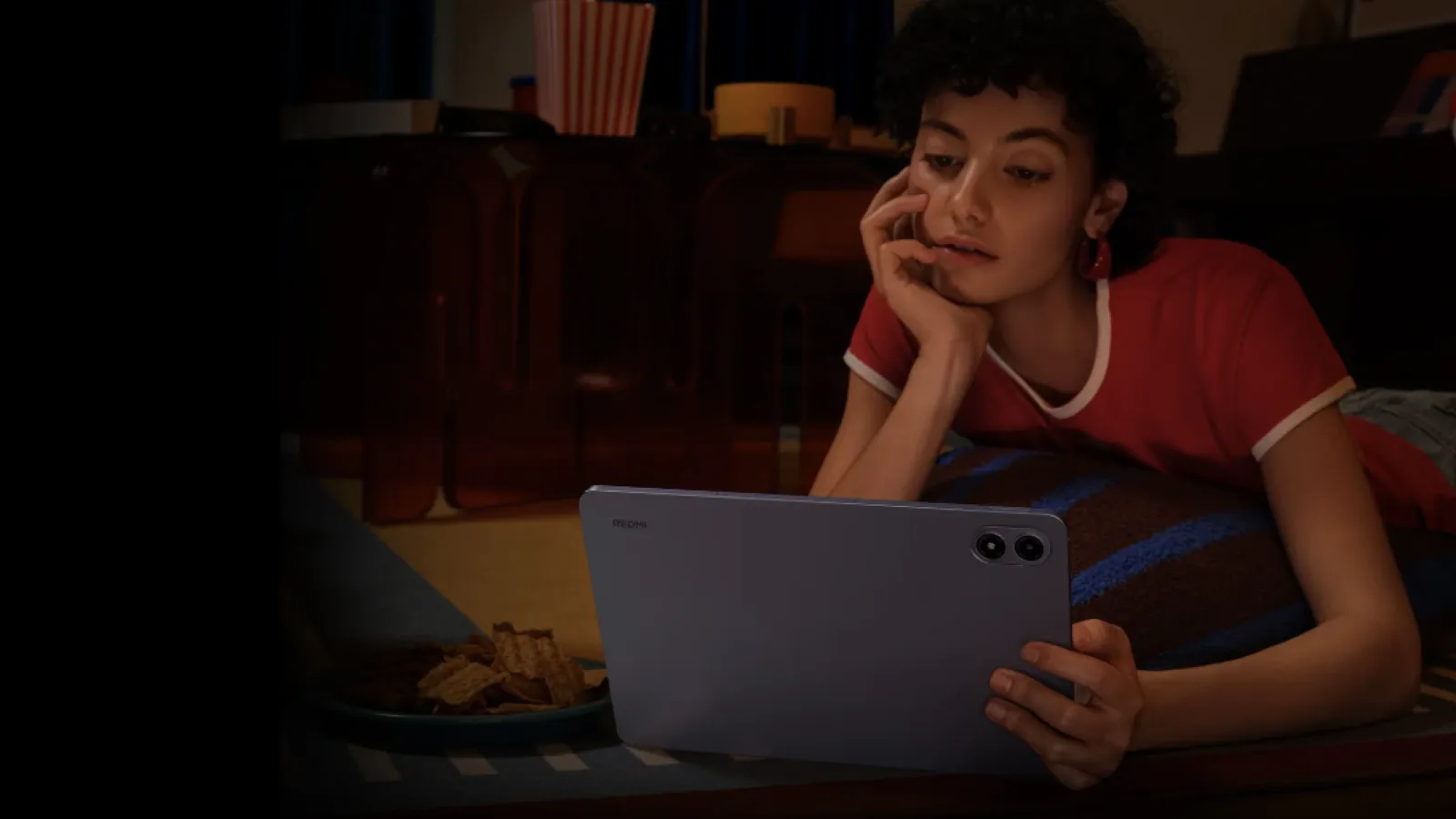 Les tablettes pour regarder la Coupe du monde à la piscine ou à la plage 4 Une femme regarde la Redmi Pad 2 Pro
