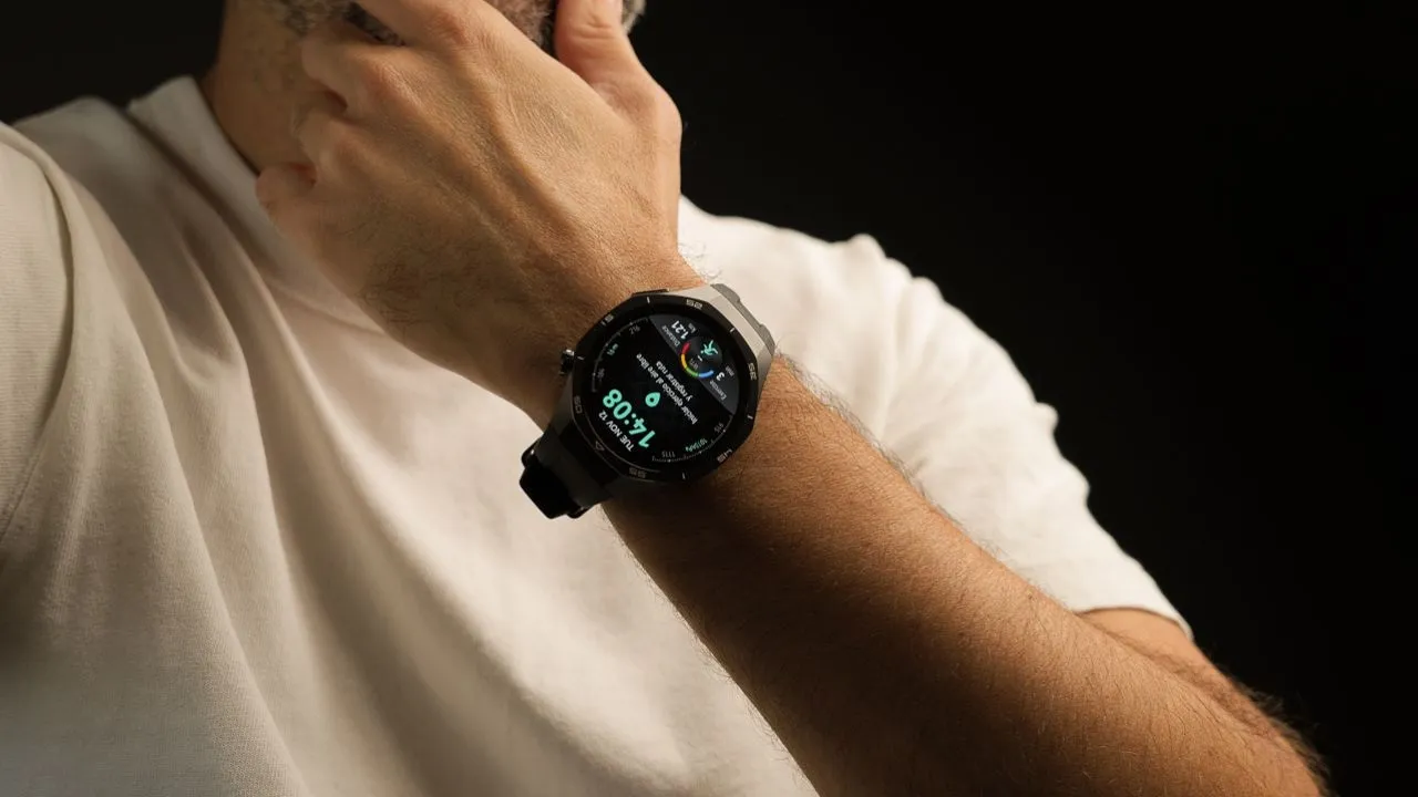 Meilleures montres connectées pour le travail élégantes et dotées de nombreuses fonctions de productivité 6 Huawei Watch GT 5 Pro dans la main
