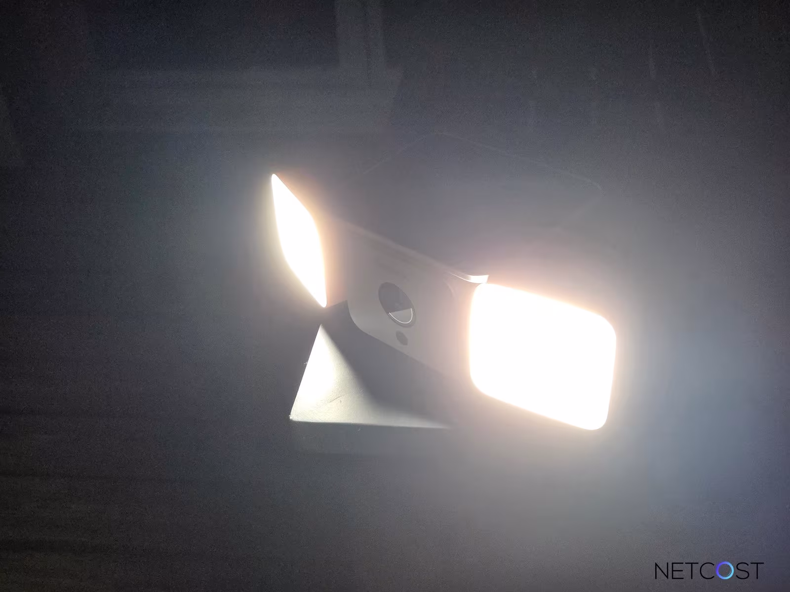 TEST Reolink Solar Floodlight Cam : Caméra de sécurité Wi-Fi solaire éblouissante et dissuadante 30 Reolink Solar Floodlight Cam Test Review Batterie Netcost Light Night