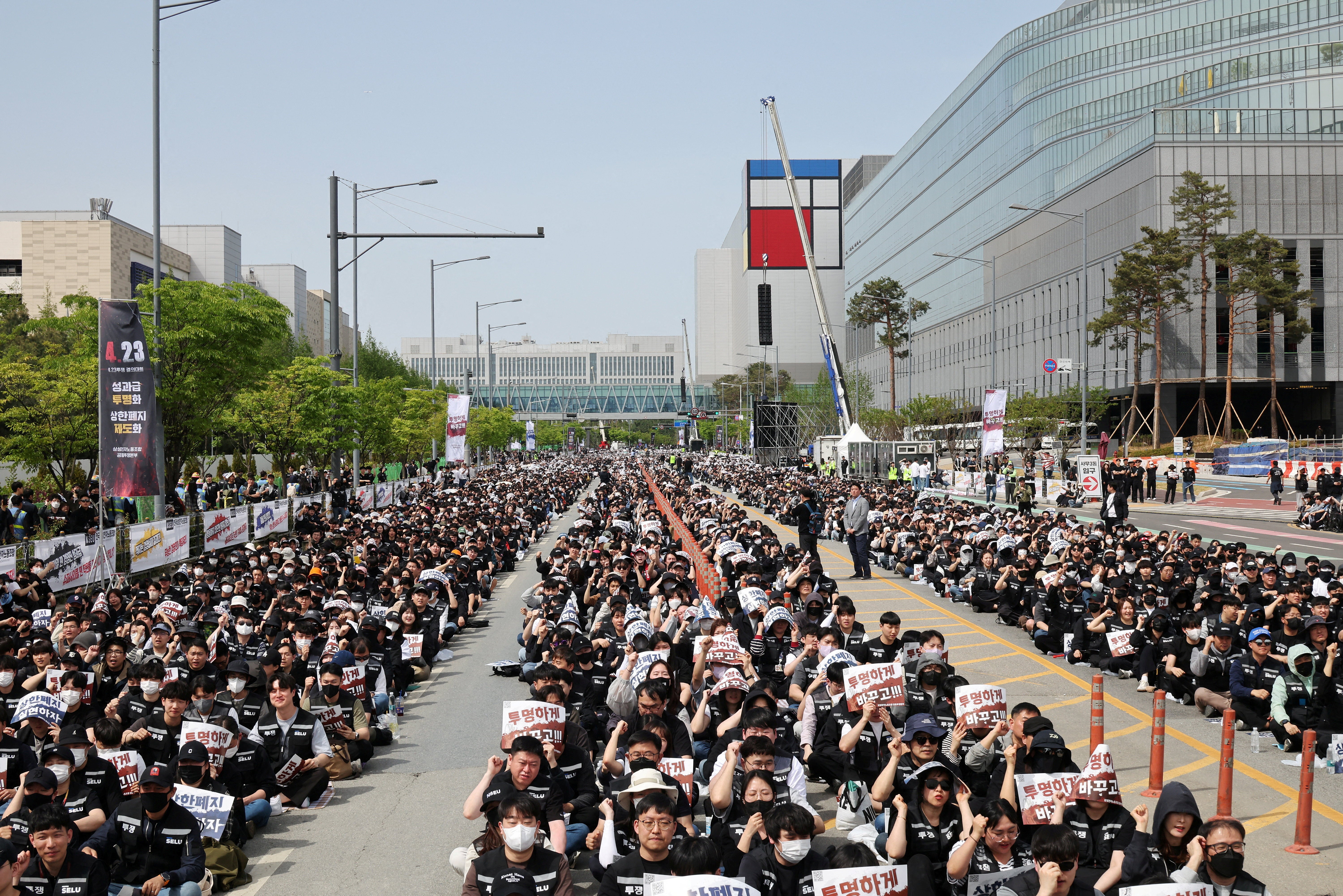 Les membres du syndicat de Samsung Electronics chantent des slogans pendant une protestation contre les niveaux de compensation devant l'usine de puces de Pyeongtaek, Corée du Sud.