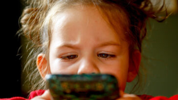 Les réseaux sociaux sont aussi dangereux que la cigarette pour les enfants avertissent les médecins 18 Enfant Smartphone