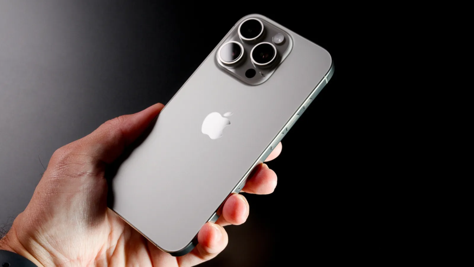 iOS 26.5 corrige plus de 50 bugs, mais provoque de graves problèmes de batterie 2 Partie arrière de l'iPhone 16 Pro