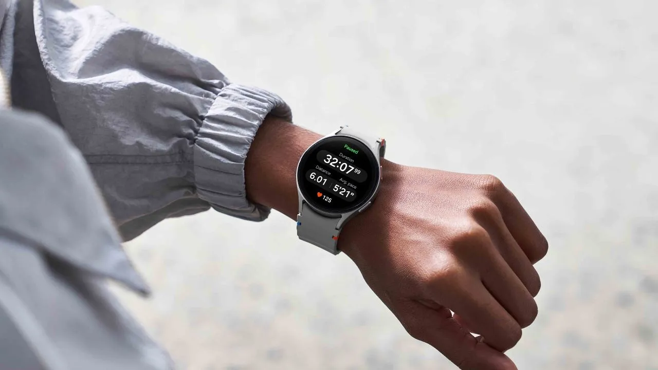 Oubliez les housses étanches voici la manière définitive d'aller à la plage sans crainte du vol ou des accidents 3 Samsung Galaxy Watch 7 portée au poignet