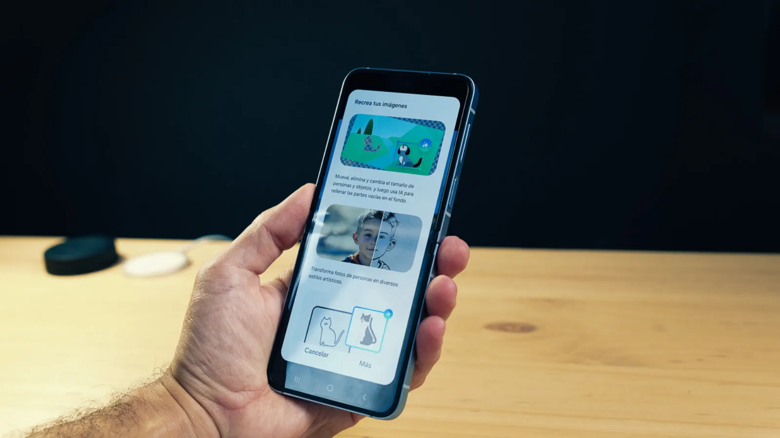 Votre Samsung Galaxy dissimule des fonctions d'édition vidéo dignes d'un professionnel 12 Regardant l'écran d'un téléphone Samsung