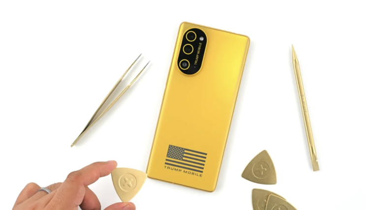 Donald Trump a copié Zetta son mobile est en réalité un téléphone HTC déguisé 1 Donald Trump a copié Zetta son mobile est en réalité un téléphone HTC déguisé