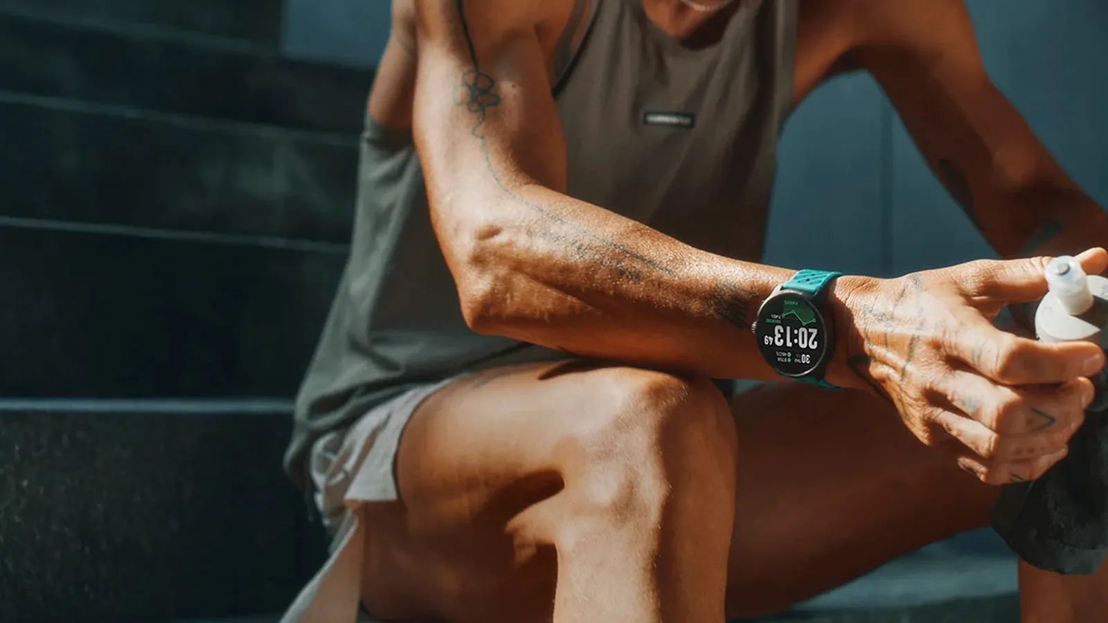 Montres sport connectées haut de gamme les meilleures pour optimiser votre entraînement 4 Montre Suunto Race 2 sur un sportif