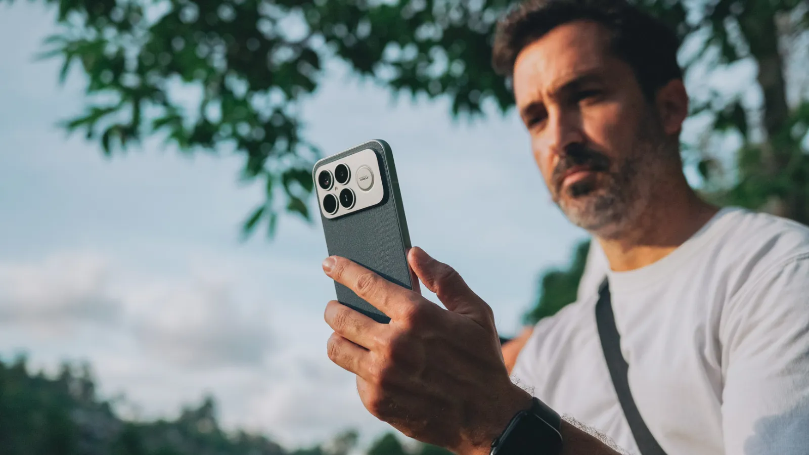 Cela fait deux mois que j'utilise le POCO F8 Ultra et je peine à trouver un meilleur téléphone à 500 euros 4 Le POCO F8 Ultra tenu en main par un utilisateur