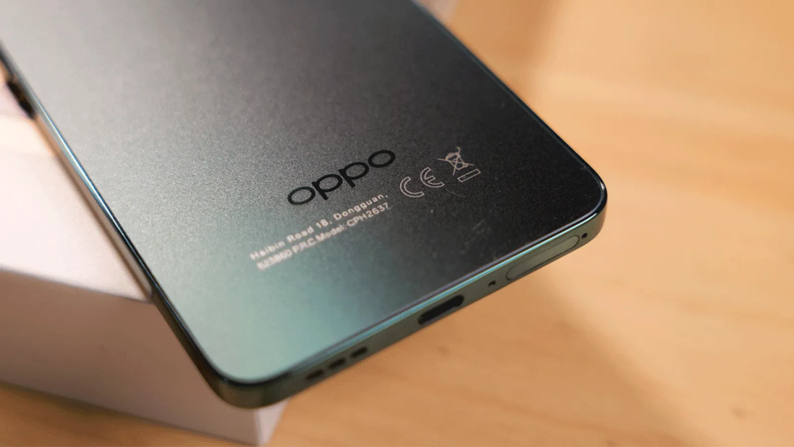 Ni iPhone ni Samsung le smartphone à 200 euros que tout adolescent voudra utiliser 3 Haut-parleurs et port USB-C de l'OPPO Reno 12FS