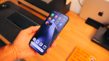 Regarder son écran en plein soleil le grand problème des téléphones en été a une solution 1 Regarder son écran en plein soleil le grand problème des téléphones en été a une solution