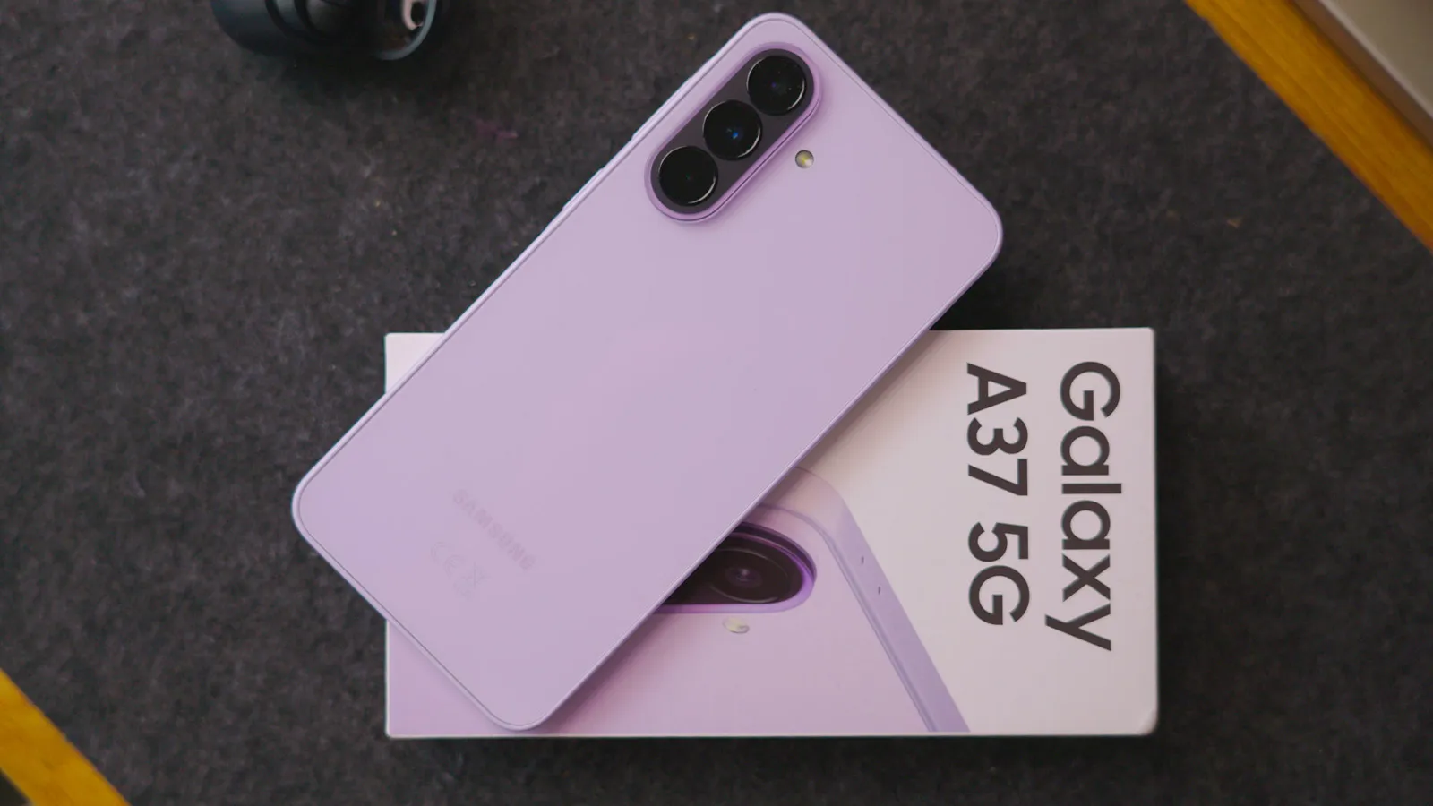 Ça vaut-il le coup de payer plus Les différences réelles entre un téléphone 'Comme neuf' et un 'Excellent' 2 Samsung Galaxy A37 à côté de sa boîte d'origine