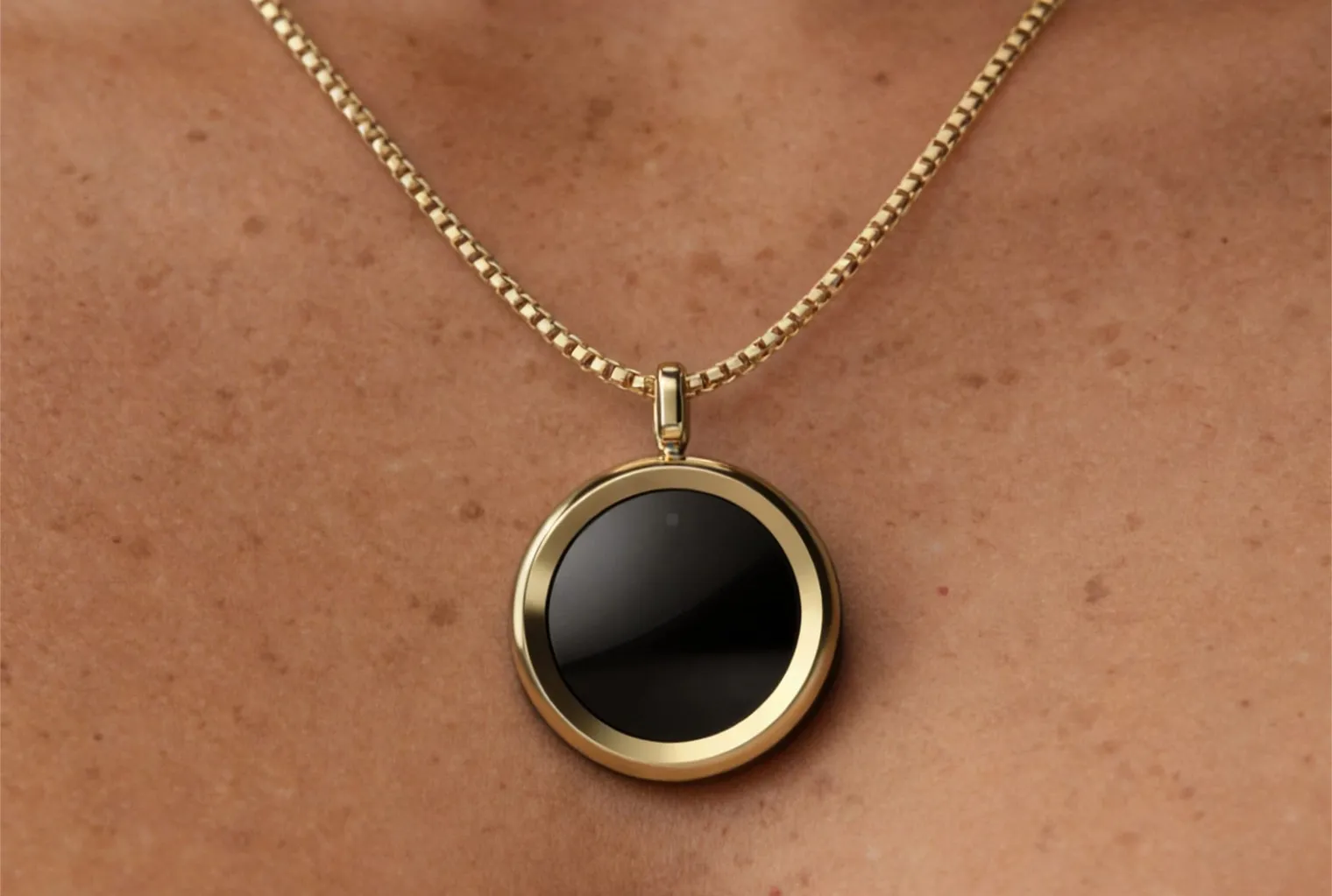 Le gadget technologique de l'été 2026 est un pendentif mesurant les rayons UV 2 Détail du pendentif Gem de The90