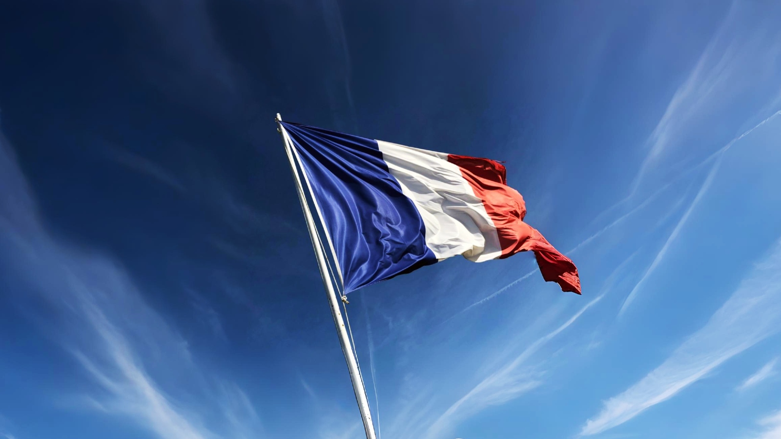 Le service de messagerie du gouvernement français piraté par une attaque de détournement de comptes 1 Drapeau français flottant au vent