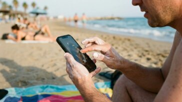 Ne touche jamais ton téléphone avec de la crème solaire et si c'est le cas agis rapidement 24 Ne touche jamais ton téléphone avec de la crème solaire et si c'est le cas agis rapidement