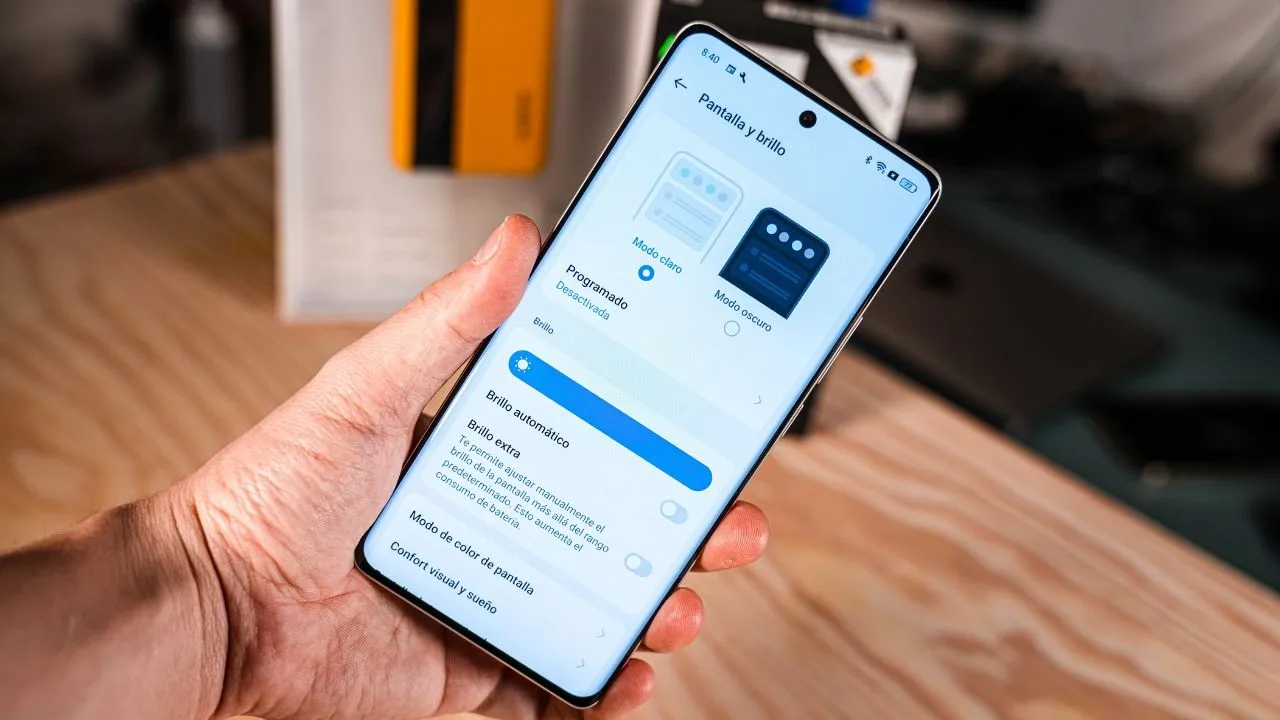 Regarder son écran en plein soleil le grand problème des téléphones en été a une solution 3 Mode sombre du realme GT 6