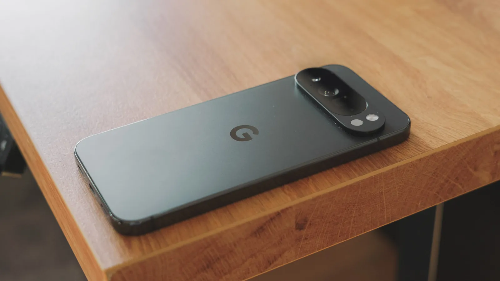Un Google Pixel 10 Pro XL posé sur une table