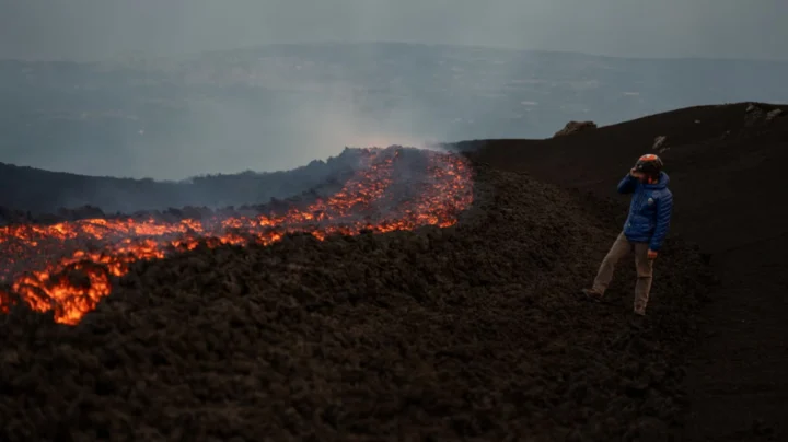 L'Etna entre à nouveau en éruption et embrase le ciel de Sicile de ses fleuves de lave 3 1782992552 184 LEtna entre a nouveau en eruption et embrase le ciel