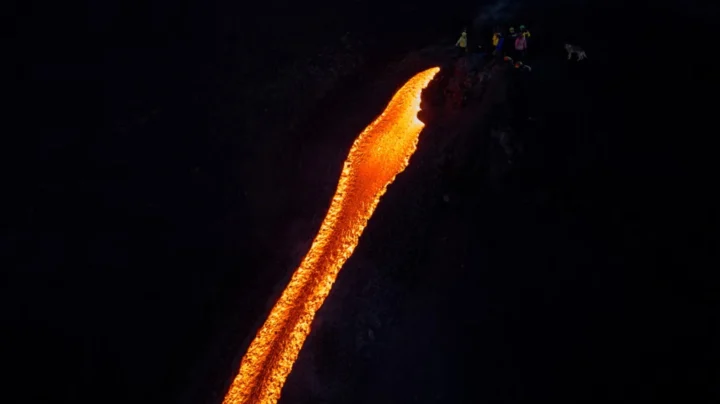 L'Etna entre à nouveau en éruption et embrase le ciel de Sicile de ses fleuves de lave 4 1782992553 802 LEtna entre a nouveau en eruption et embrase le ciel