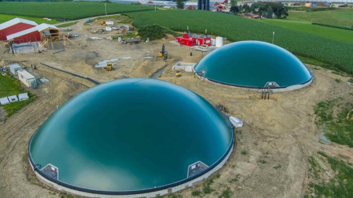 Des centres de données tellement affamés qu'ils se tournent vers le fumier des vaches 3 Vue aérienne des digesteurs anaérobies de la ferme