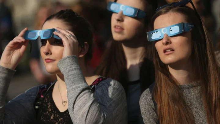 Prêt à photographier l'éclipse solaire ? Protégez l'objectif de votre smartphone 4 1784044232 857 Pret a photographier leclipse solaire Protegez lobjectif de votre