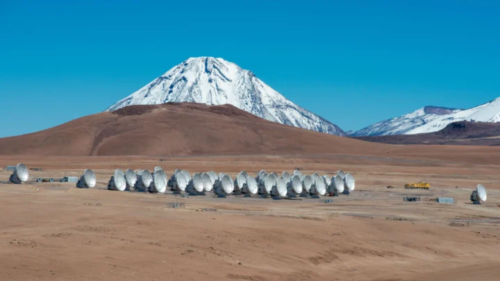 Cherchons-nous les extraterrestres au mauvais endroit 4 Illustration de l'ALMA recherchant une communication extraterrestre