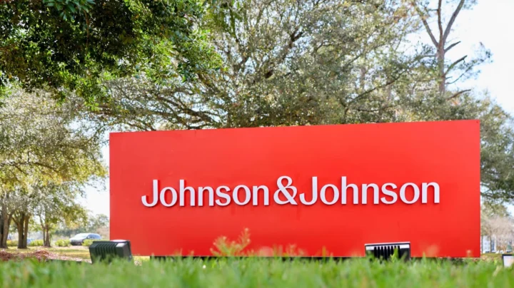 1785267790 323 Johnson Johnson paga 55 mil milhoes para encerrar acoes