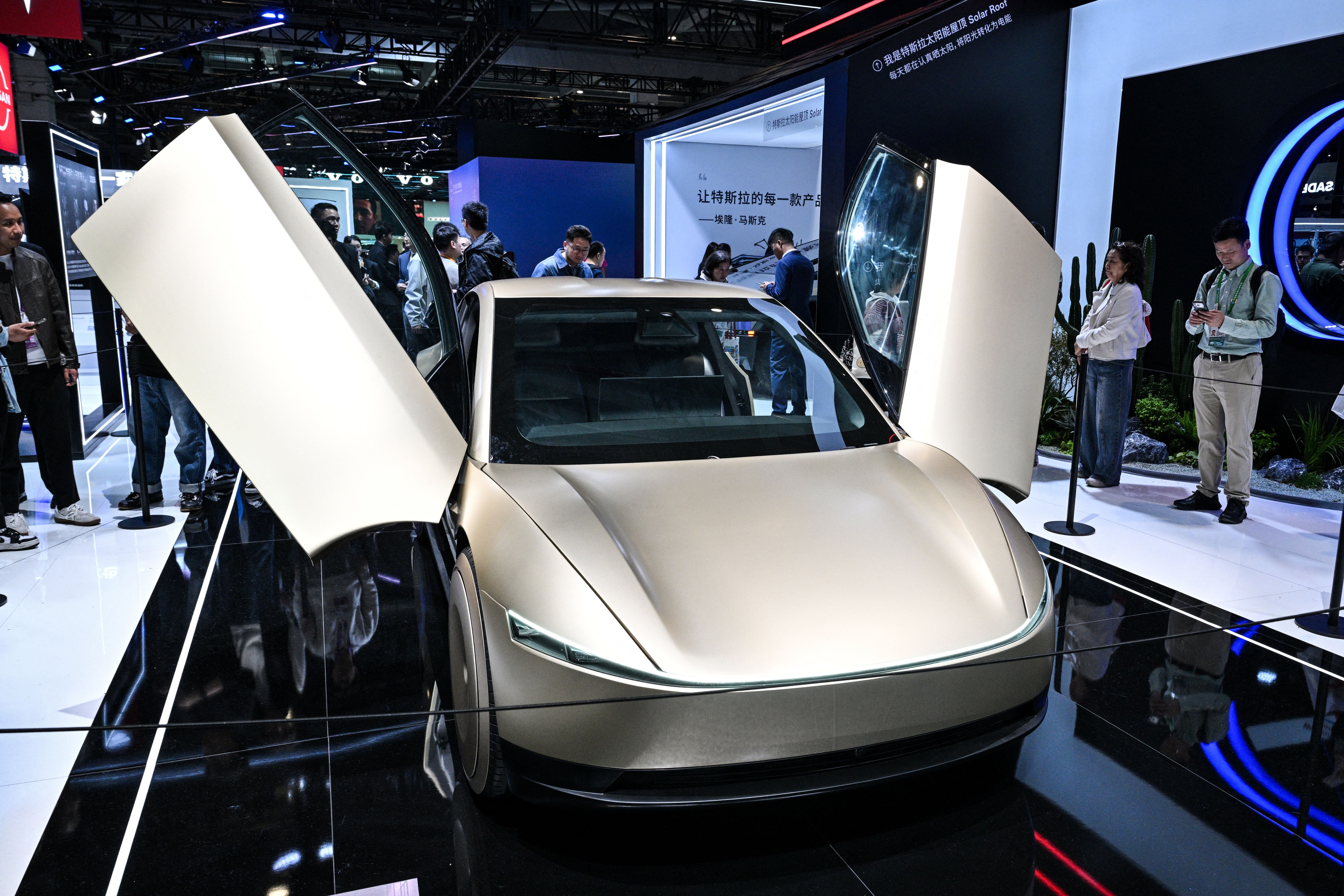 Feu vert fédéral pour les robotaxis sans volant 4 Une voiture Tesla Cybercab est visible sur le stand Tesla lors de la 8e Exposition internationale des importations (CIIE) à Shanghai le 6 novembre 2025