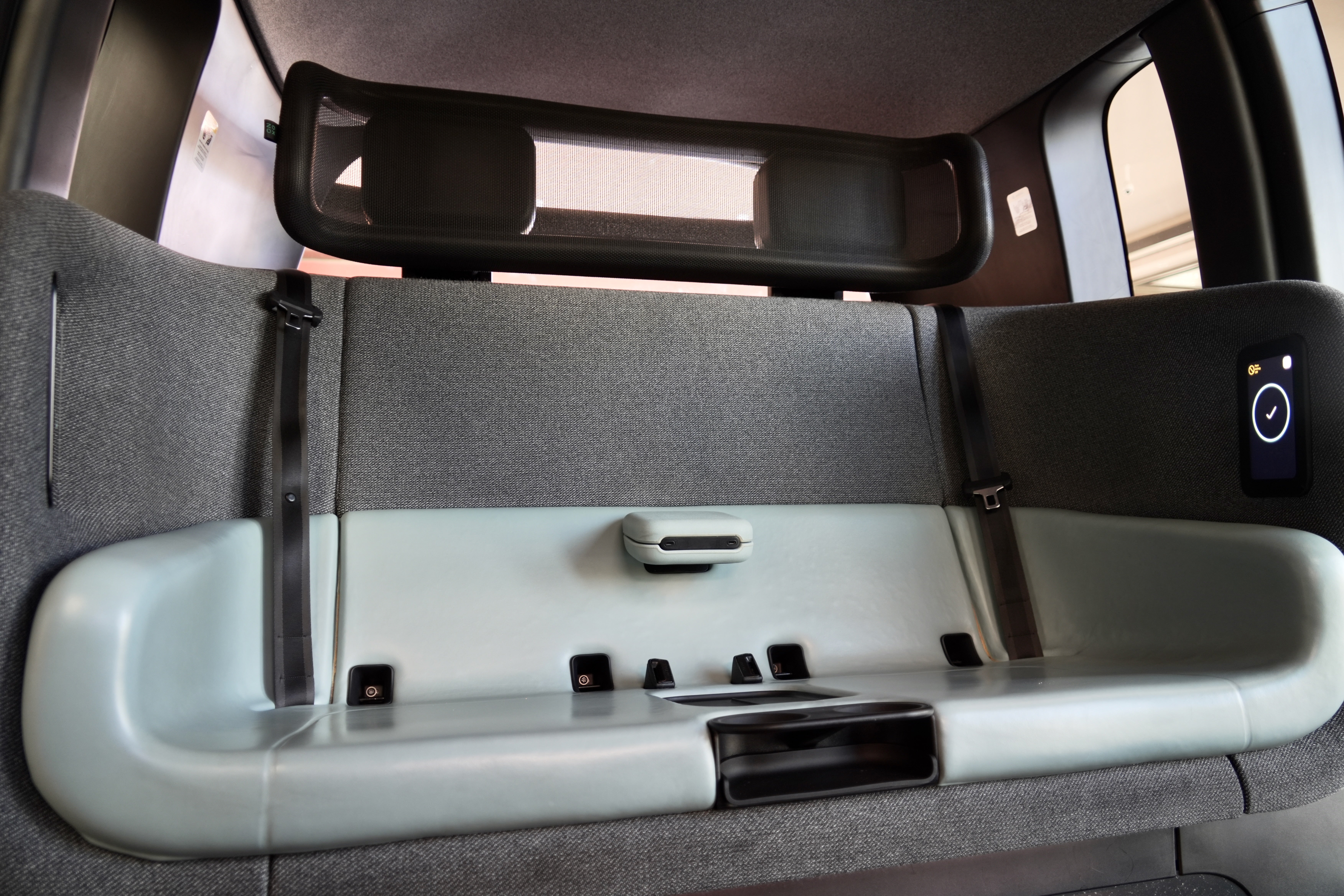 Feu vert fédéral pour les robotaxis sans volant 5 Un taxi Zoox avec une banquette là où se trouverait le volant dans une voiture classique