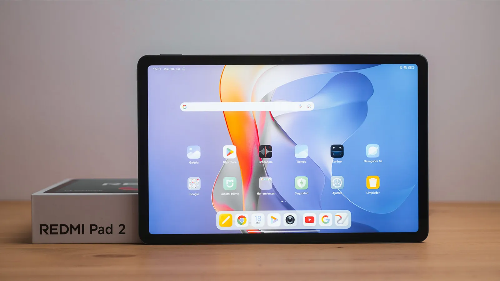 4 tablettes Android extrêmement abordables et idéales pour l'usage quotidien 2 Redmi Pad 2 à côté de sa boîte