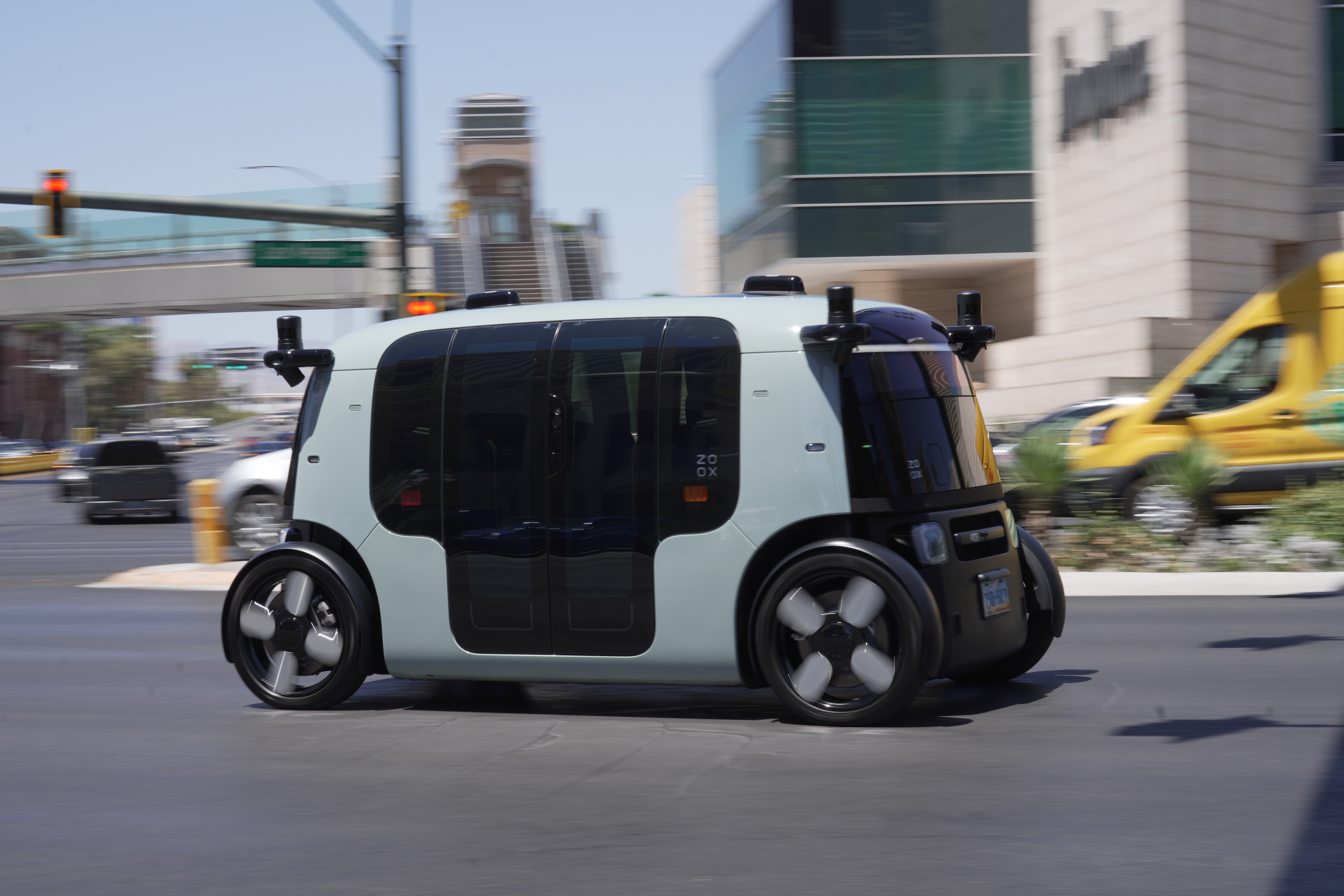 Feu vert fédéral pour les robotaxis sans volant 2 Un taxi Zoox sans volant circule sur le Strip de Las Vegas le jeudi 30 juillet