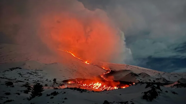 L'Etna entre à nouveau en éruption et embrase le ciel de Sicile de ses fleuves de lave 2 LEtna entre a nouveau en eruption et embrase le ciel
