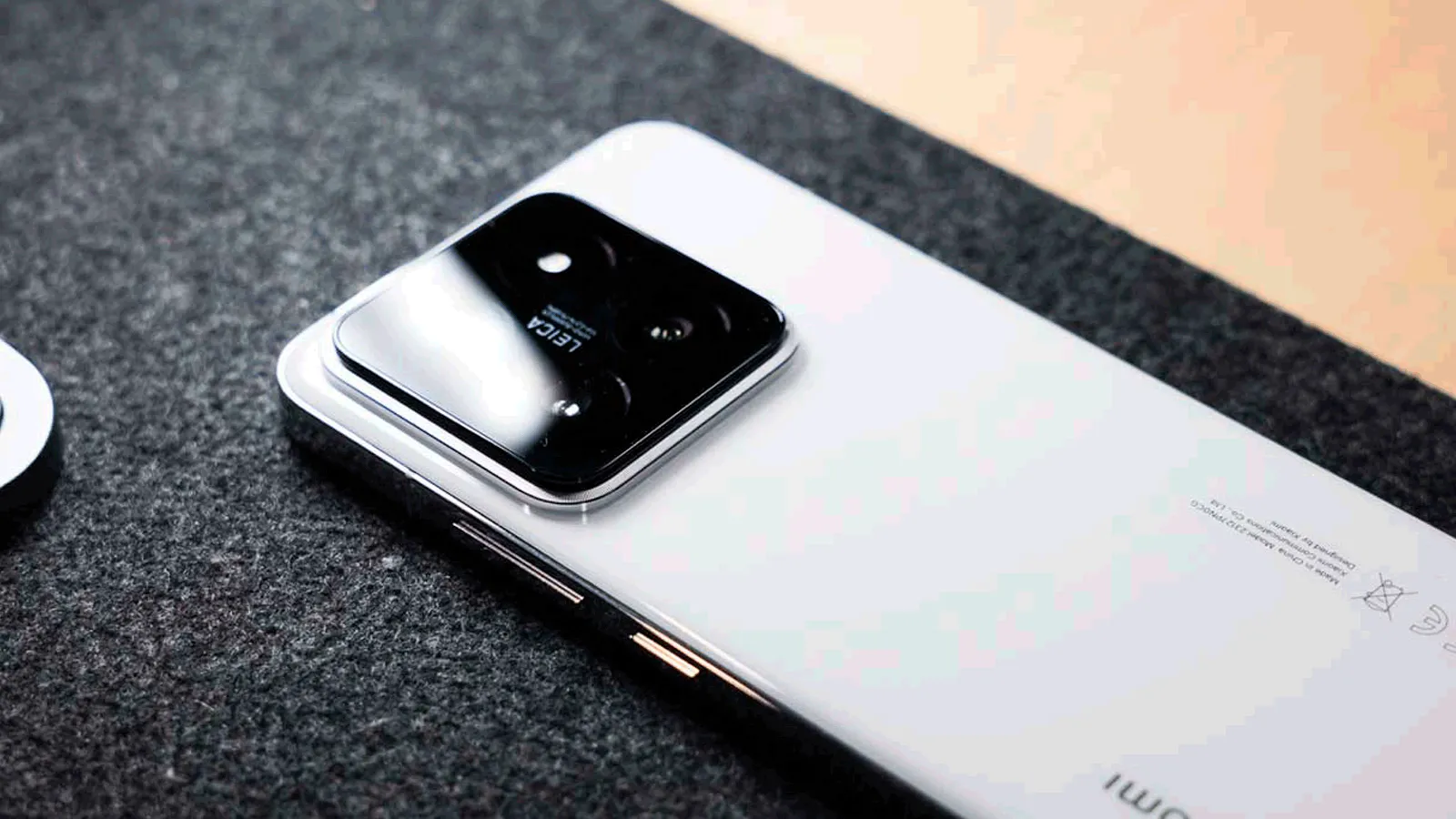 Diseño del Xiaomi 15 sobre la mesa