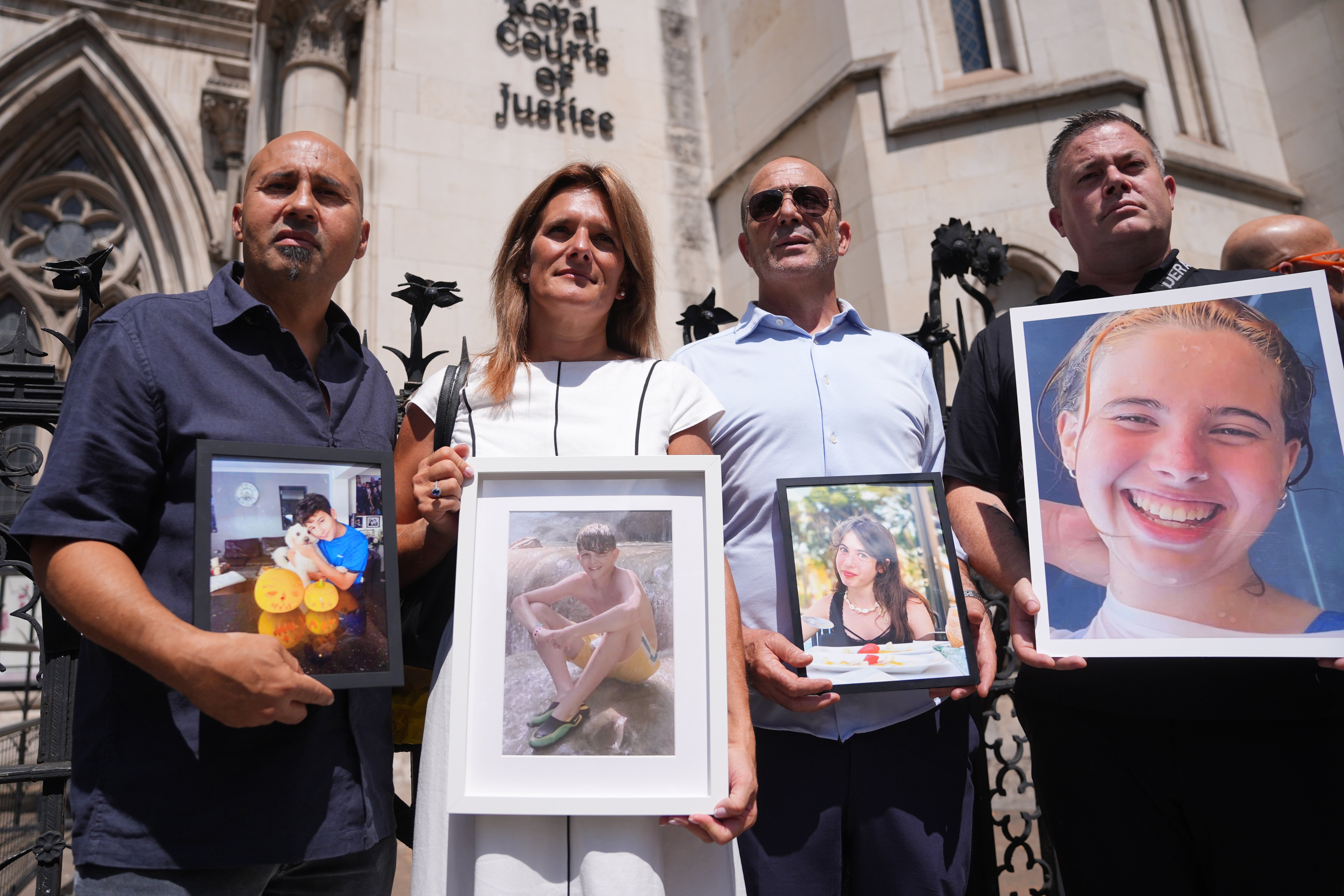 La mère de Jools Sweeney espère que la nouvelle enquête sur la mort de son fils sera un « tournant » 2 Ellen Roome (au centre) avec des parents endeuillés devant la Cour royale de justice après la décision (Yui Mok/Agence PA)