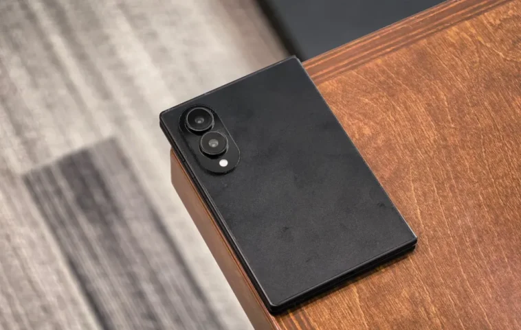 Le Galaxy Z Fold 8 (Wide) révélé en noir dans une nouvelle fuite d’un modèle factice 1 Le Galaxy Z Fold 8 (Wide) révélé en noir dans une nouvelle fuite d’un modèle factice