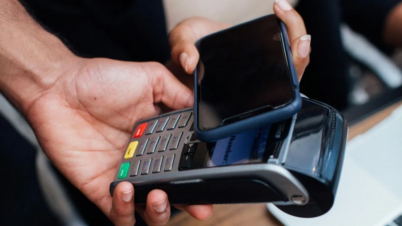 Le grave danger de partir à la plage avec seulement son téléphone 2 paiement avec un mobile qui utilise la technologie nfc