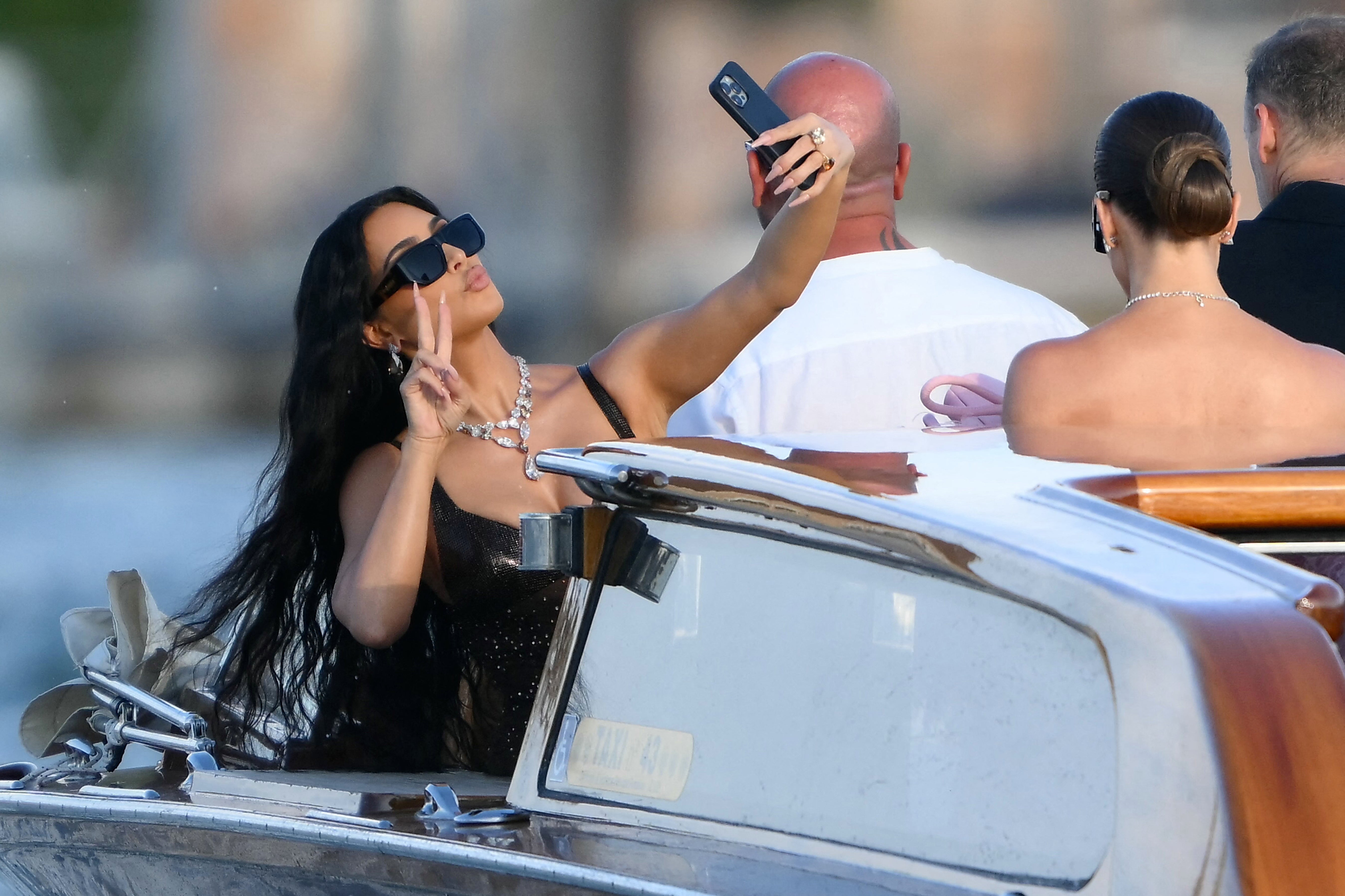 Les Kardashians sont des tech bros infiltrés – sommes-nous tous condamnés 4 Dans les pas de sa sœur ? Kim Kardashian prend un selfie au mariage de Jeff Bezos