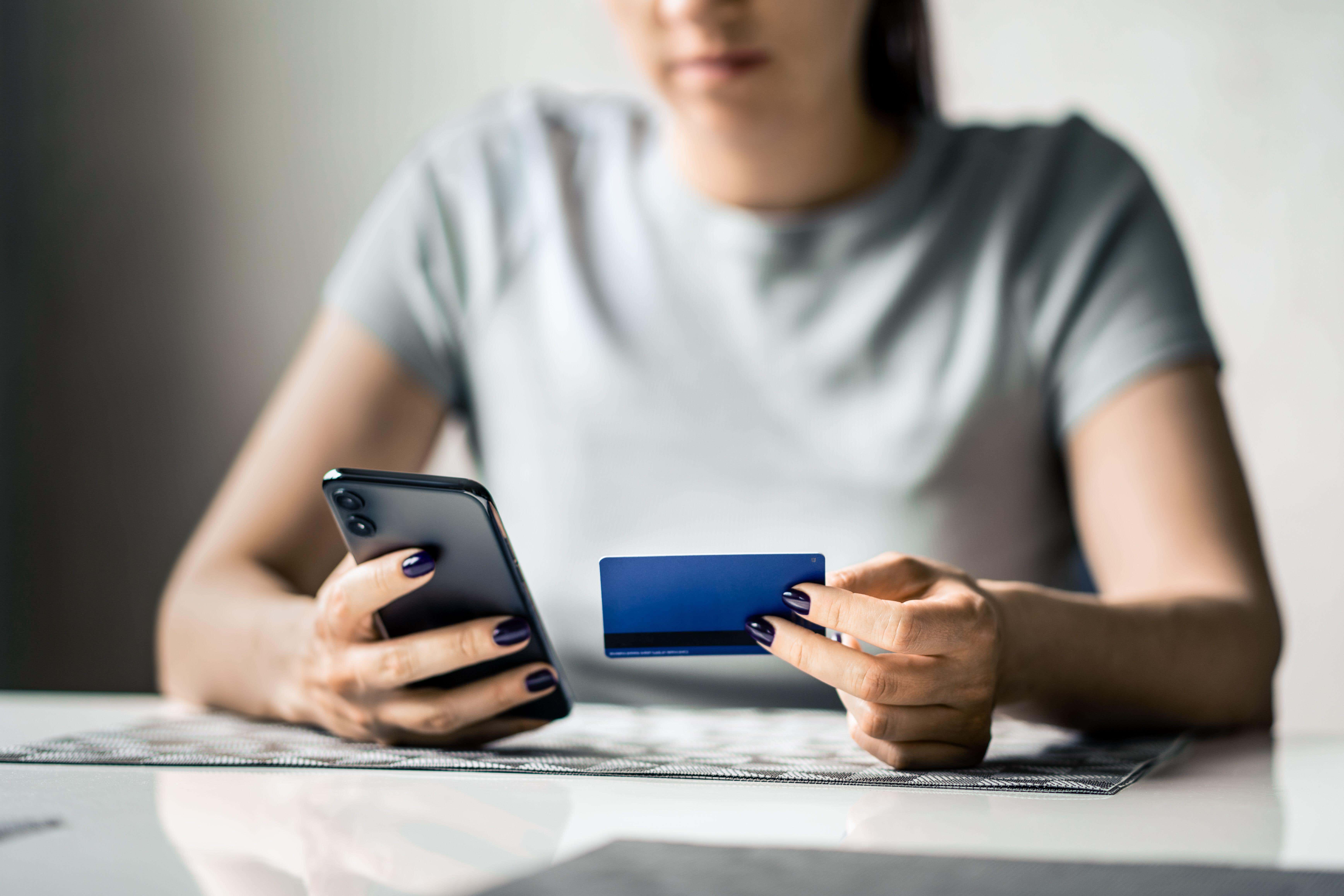 Les entreprises technologiques doivent ‘éradiquer’ les publicités frauduleuses ou faire face à des amendes, selon les propositions de l’Ofcom 2 L'enquête a révélé que de nombreux jeunes se tournent également vers les réseaux sociaux pour obtenir des conseils financiers (Alamy/PA)