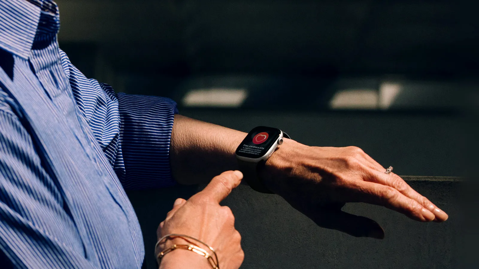 Apple Watch Series 11 en train de contrôler le pouls