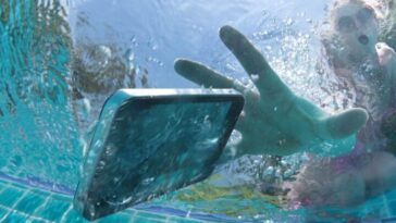 L'étanchéité IP68 sauve votre téléphone d'un plongeon en piscine ou en mer