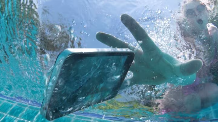 L'étanchéité IP68 sauve votre téléphone d'un plongeon en piscine ou en mer 2 IP68 protège-t-il vraiment votre téléphone dans une piscine ?