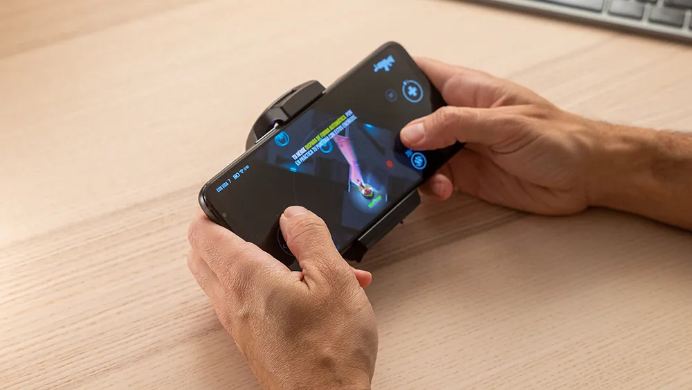 ASUS ROG Phone 7 Ultimate, utilisé pour jouer sur une table