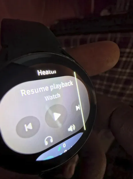One UI 8 a ramené sur la Galaxy Watch 4 l'un des problèmes les plus classiques de Samsung 2 Samsung Galaxy Watch 4 avec une ligne sur l'écran.