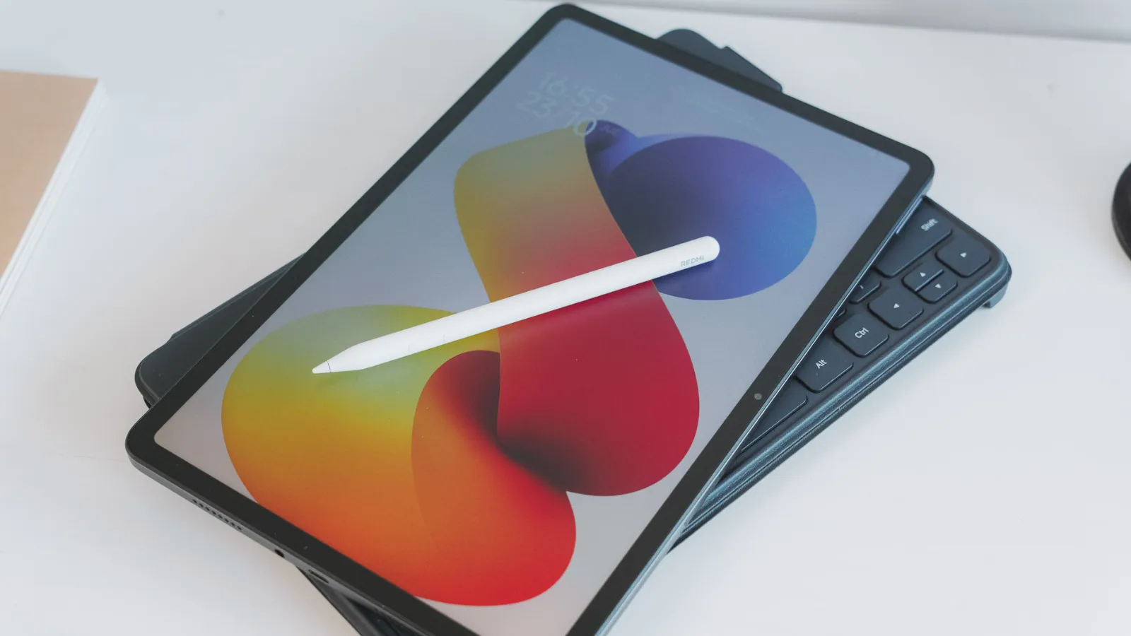 Tablettes avec une batterie de 10 000 mAh ou plus offrant une autonomie de plusieurs jours sans chargeur 1 Redmi Pad 2 Pro et ses accessoires